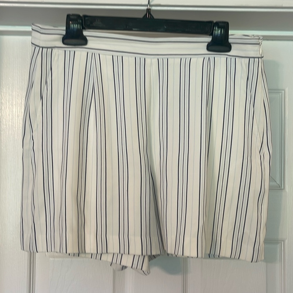 Ann Taylor - white with gray & blue striped shorts - deep pockets - size 10